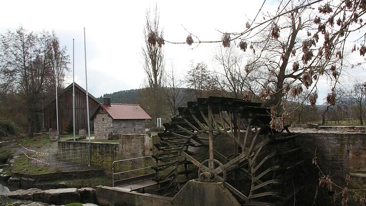 Das alte M&uuml;hlrad samt Museumsinsel. Foto: Kerstin V&auml;th