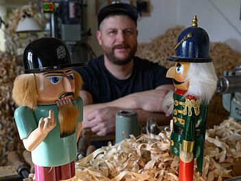 Erzgebirgischer Nussknacker zeigt Billig-Kopie den Finger