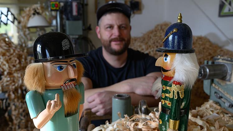 Erzgebirgischer Nussknacker zeigt Billig-Kopie den Finger