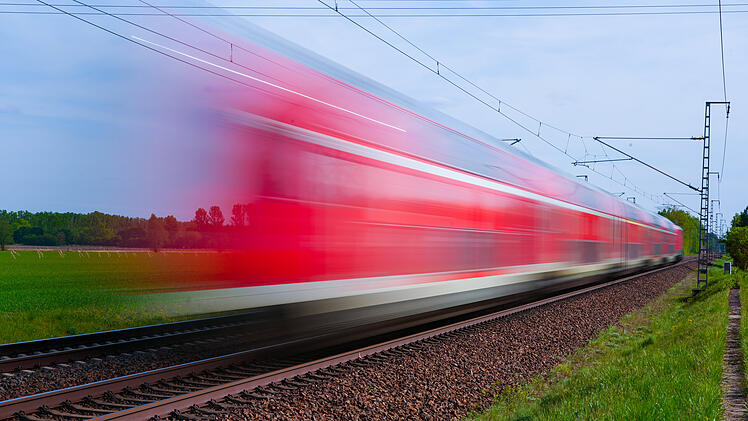 Zugreisen, Zug, Bahnreise,