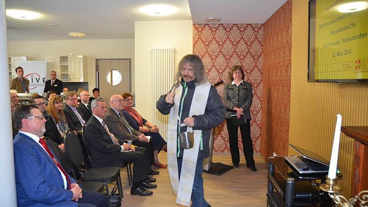 Weihe und Segnung durch Pater Helmut Haagen und Pfarrerin Claudia Grüning- Göll (im Hintergrund rechts).