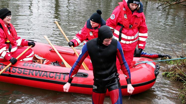 Verdammt kalt, das Wasser  Foto: Werner Vogel