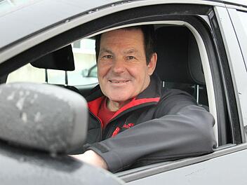 Klaus Banzer aus Höchstadt, dessen Fahrschule zum Jahresbeginn in die Kapuzinergasse umgezogen ist, versteht, warum die Ausbildung zum Fahrschullehrer für junge Leute wenig reizvoll ist. Foto: Christian Bauriedel