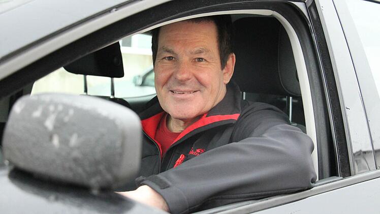 Klaus Banzer aus Höchstadt, dessen Fahrschule zum Jahresbeginn in die Kapuzinergasse umgezogen ist, versteht, warum die Ausbildung zum Fahrschullehrer für junge Leute wenig reizvoll ist. Foto: Christian Bauriedel