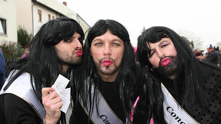 Die konnten einem nicht wurscht sein: Hinter der dreifachen Conchita wurden Wienerla verteilt.