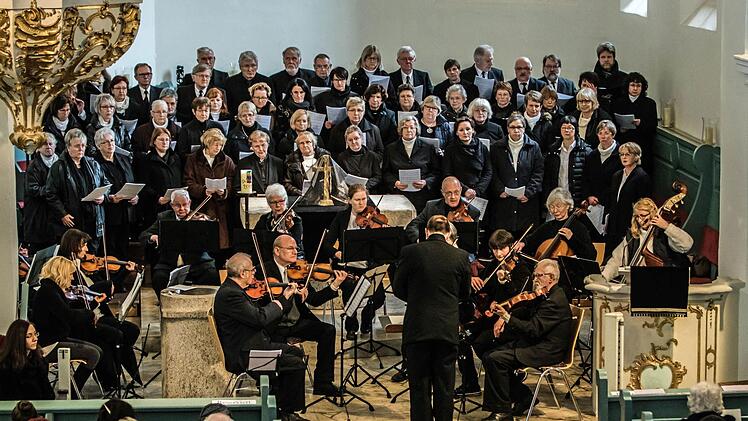 Die Sängervereinigung Bad Rodach, der Stadtkantorei und das Collegium musicum Hildburghausen führten gemeinsam das Oratorium "Golgatha" in der Johanniskirche der Kurstadt auf. Foto: Jochen Berger