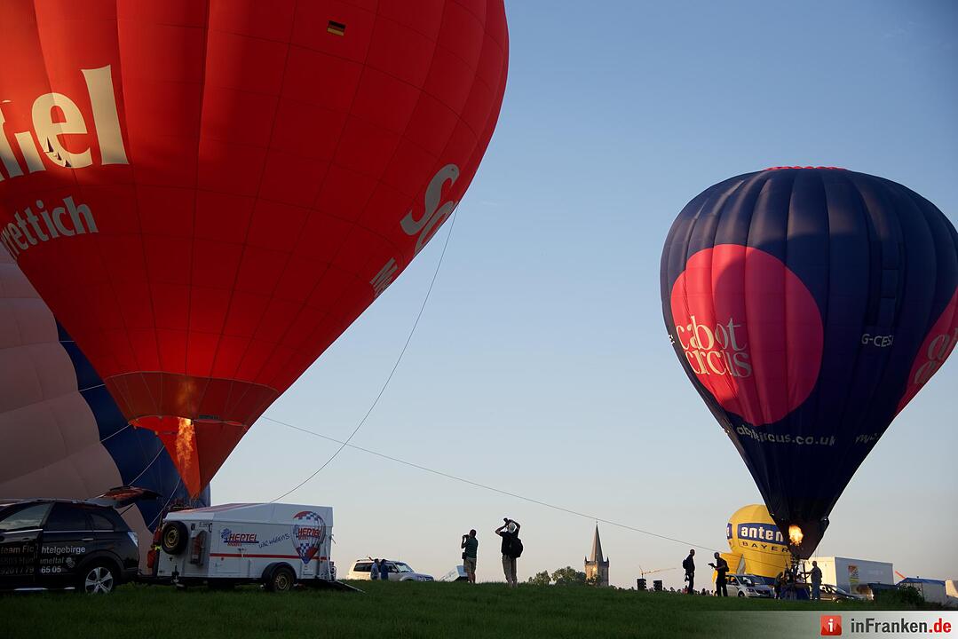 Jubiläumsausgabe: Zum 20. Mal hat die Raiffeisenbank Seebachgrund zu ihrem Ballonmeeting nach Hannberg eingeladen. Mehr als 2000 Menschen waren gekommen.