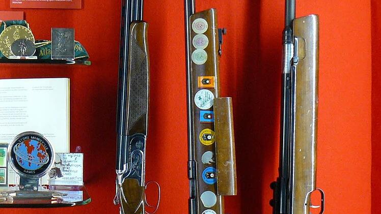 Das Luftgewehr von Gerd Kümmet (rechts) steht im Deutschen Schützenmuseum auf Schloss Callenberg.  Foto: privat