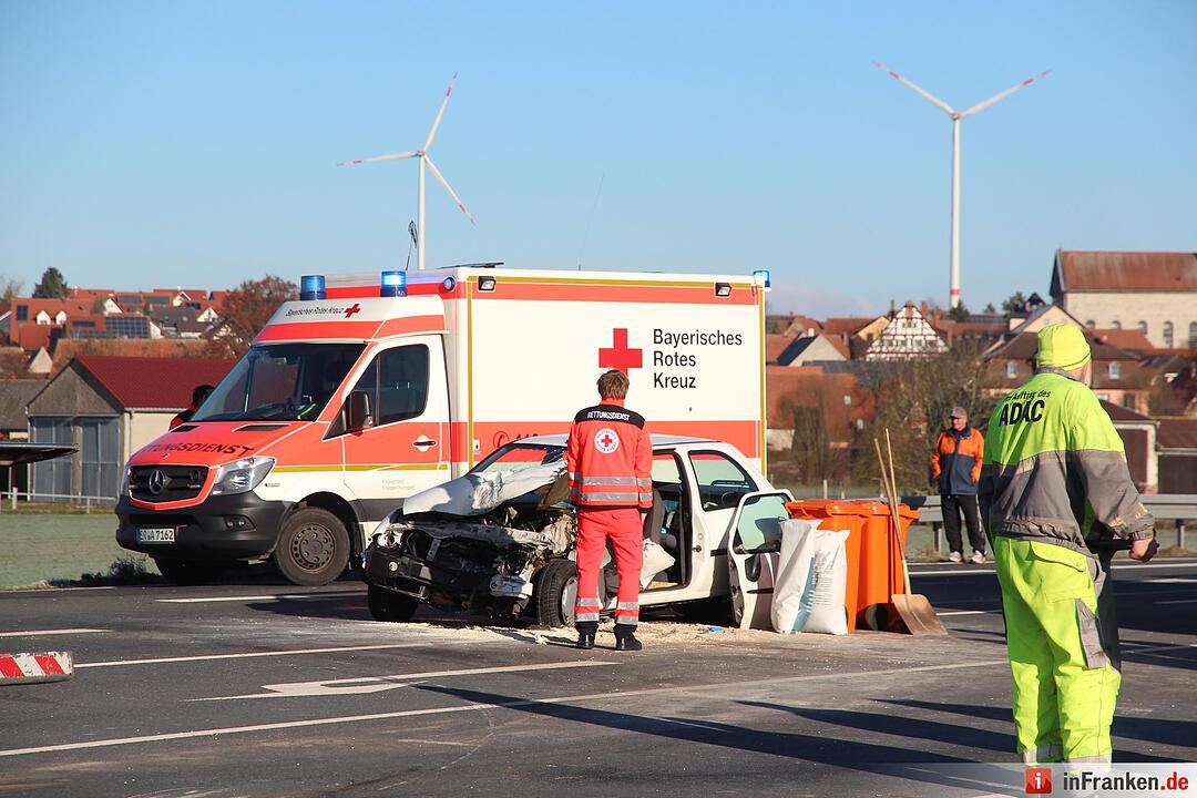 B470 bei Lonnerstadt: Seniorin stirbt nach Kollision mit Land Rover