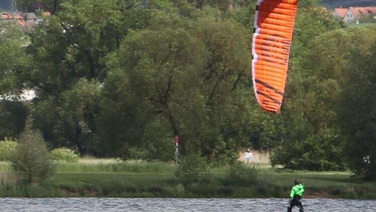 Fast wie am Gardasee - Kulmbacher Kitesurfer an der Kieswäsch. Foto: Sonny Adam