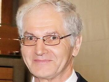 Zum Abschied stand Neustadts langjähriger Realschuldirektor Ronald Bänisch im Mittelpunkt. Stets habe Bänisch das Leben in der Schule in den Vordergrund gestellt, lobte Landrat Michael Busch. Foto: Bettina Knauth