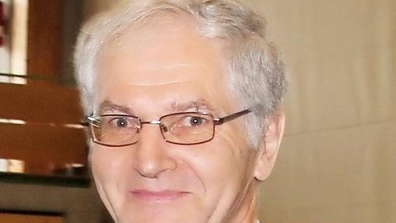 Zum Abschied stand Neustadts langjähriger Realschuldirektor Ronald Bänisch im Mittelpunkt. Stets habe Bänisch das Leben in der Schule in den Vordergrund gestellt, lobte Landrat Michael Busch. Foto: Bettina Knauth