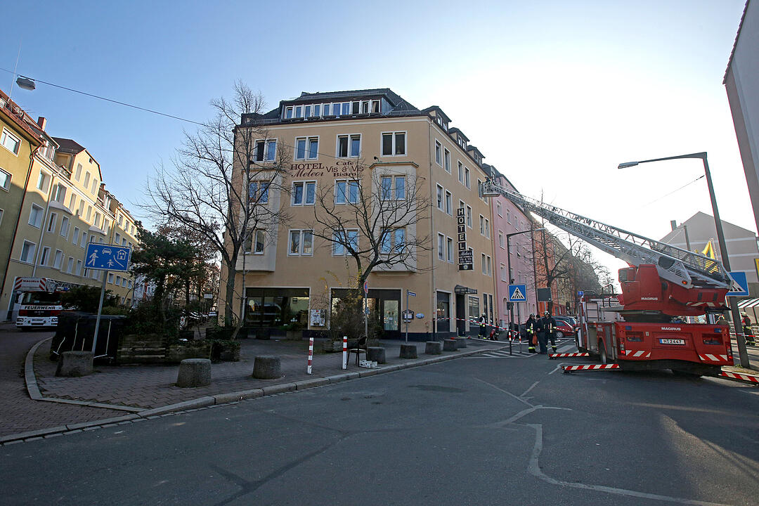 Wohnungsbrand in Nürnberg: Feuerwehr rettet Bewohner mit Drehleiter