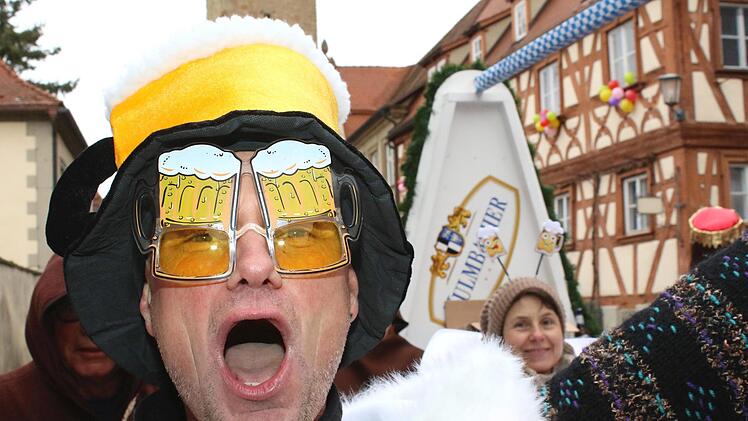 Mund auf! Ja, da passt was rein. Die "Thereser Bierkrüge" auf Tour in Zeil.