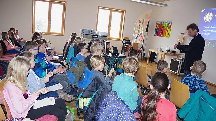 Die Kinder messen ihren Puls.