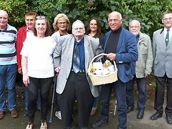 Werner Reinfeld und Wirsbergs Bürgermeister Hermann Anselstetter (vorn, Bildmitte) mit (von links) Bernhard Schubert, Waldemar Hebda, Eveline Reinfeld, Gertrud Schmidkunz, Jana Rödel-Lauterbach, Heinz Kliesch und Adolf Lauterbach Foto: Klaus-Peter Wulf