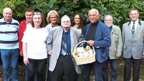 Werner Reinfeld und Wirsbergs Bürgermeister Hermann Anselstetter (vorn, Bildmitte) mit (von links) Bernhard Schubert, Waldemar Hebda, Eveline Reinfeld, Gertrud Schmidkunz, Jana Rödel-Lauterbach, Heinz Kliesch und Adolf Lauterbach Foto: Klaus-Peter Wulf