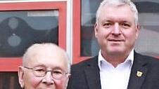 Der für 60 Jahre Mitgliedschaft geehrte Konrad Vetter (links) mit Bürgermeister Hennemann  Fotos: kb