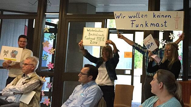 Obwohl sie B&uuml;rgermeister Bosch ermahnt hatte, die Sitzung in der Aula der Mainleuser Schule nicht zu st&ouml;ren, taten Funkmastgegner ihre Meinung kund.  Foto: J&uuml;rgen G&auml;rtner