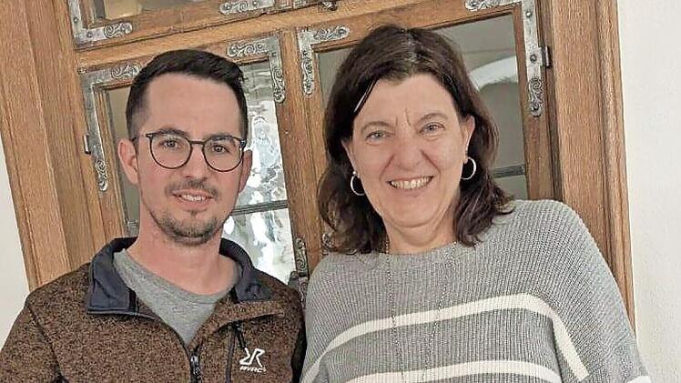 Christine Federlein vom Team Zeitgeschenk freut sich &uuml;ber die Spende, die von Tobias Ke&szlig;ler &uuml;bergeben wurde.