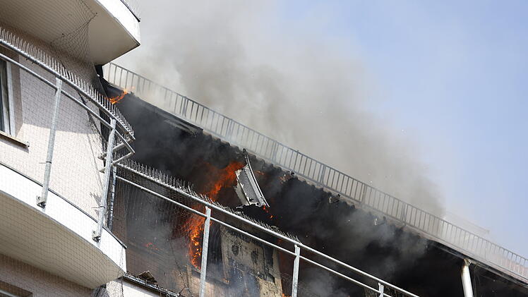 Verletzte bei Wohnungsbrand in f&uuml;nftem Stock in F&uuml;rth
