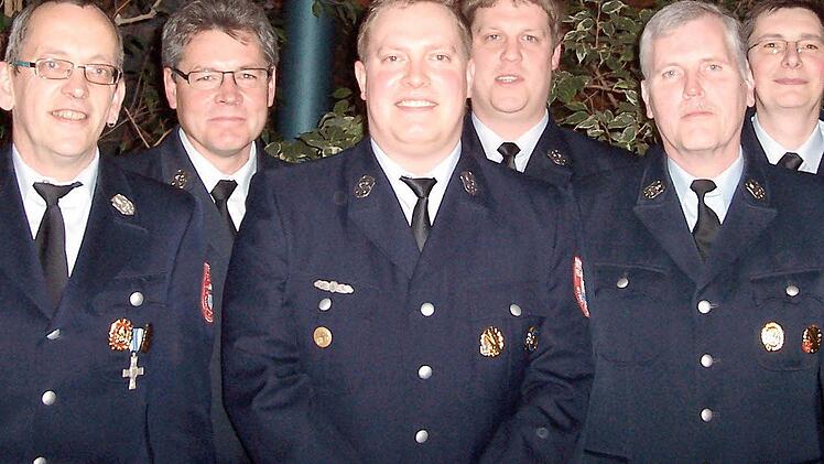 Sie vertreten die Kitzinger Feuerwehr in den nächsten sechs Jahren: Der neue Kommandant Markus Ungerer, Matthias Gernert, Stefan Münch, der neue Vorsitzende Carsten Lieb, Harald Zierhut und Ralf Lill.Fotos: Marina Zimmermann