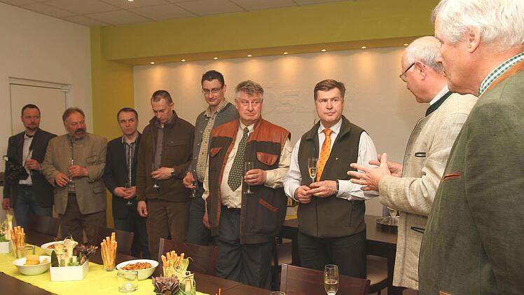 Bei der Begrüßung der finnischen Delegation (von rechts): Präsident Jürgen Vocke, Helmut Sieghörtner, Martilla Asunta und Seppo Matilla sowie weitere Jagdgenossen.