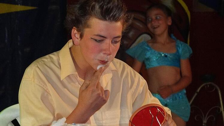 Jeder spielt seinen Part bei der Familie Lauenburger. Manoel weiß, wie er als Clown das Publikum zum Lachen bringt.Foto: Eckert