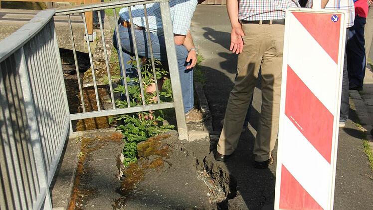 Die Ufermauer des Zeyernbachs in der Bahnhofsstraße in Zeyern droht einzustürzen.