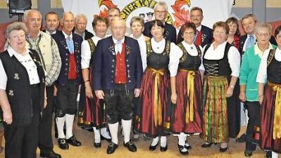 Die Volkstanzgruppe Maßbach hat ihr 25-jähriges Bestehen gefeiert. Für die Gründungsmitglieder und die kurz danach beigetretenen Mitglieder gab es Urkunden und Blumen. Fotos: Daniel Wiener