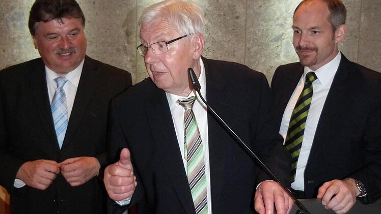 Drei Politik-Generationen auf einem Bild: Altlandrat Herbert Hofmann mit seinem Amtsnachfolger Klaus Peter Söllner (links) und dessen Stellvertreter Jörg Kunstmann.