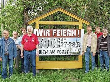 Der Festausschuss mit (von links): Klaus Kolb, Gerhard Angermüller, Andreas Welz, Pfarrer Daniel Steffen Schwarz, Roland Müller, Siegolf Dehler, Mike Görbert, Manfred Vogt und Sven Marr (TSV Buch am Forst)  Foto: Andreas Welz