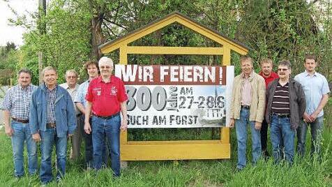 Der Festausschuss mit (von links): Klaus Kolb, Gerhard Angermüller, Andreas Welz, Pfarrer Daniel Steffen Schwarz, Roland Müller, Siegolf Dehler, Mike Görbert, Manfred Vogt und Sven Marr (TSV Buch am Forst)  Foto: Andreas Welz
