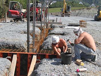 Noch ist die Baustelle für den Rewe-Markt unspektakulär, doch schon bis November soll der Rohbau ein Dach haben. Aktuell werden die Fundamente gesetzt, gleichzeitig laufen die Erdaushubarbeiten. Fotos: Sonja Adam
