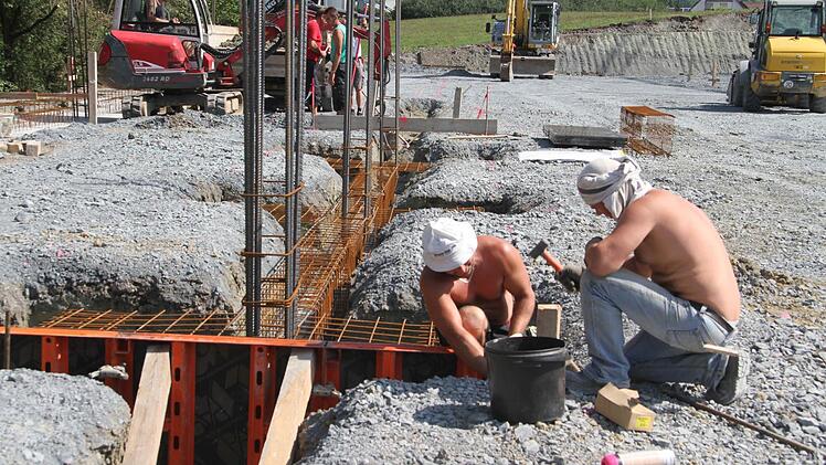 Noch ist die Baustelle für den Rewe-Markt unspektakulär, doch schon bis November soll der Rohbau ein Dach haben. Aktuell werden die Fundamente gesetzt, gleichzeitig laufen die Erdaushubarbeiten. Fotos: Sonja Adam