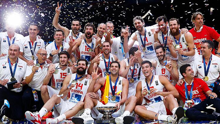 Kapitän Felipe Reyes (sitzend Mitte) mit dem EM-Pokal und seiner Mannschaft. Foto: Yoan Valat/dpa