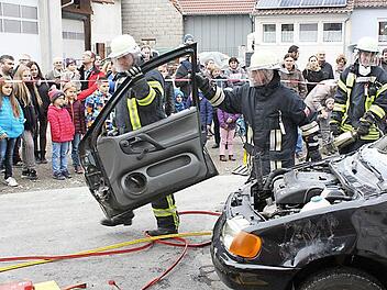 Viele aufmerksame Zuschauer beobachten die Feuerwehrleute bei ihrem Rettungseinsatz. Foto: Arnold Nöth