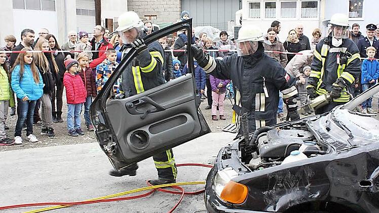 Viele aufmerksame Zuschauer beobachten die Feuerwehrleute bei ihrem Rettungseinsatz. Foto: Arnold Nöth
