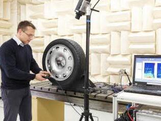 Ein Schaeffler-Mitarbeiter untersucht in einem Akustikraum in Herzogenaurach Luftschall und Vibrationsverhalten eines Pkw-Radlagers. Foto: Schaeffler/Archiv
