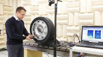 Ein Schaeffler-Mitarbeiter untersucht in einem Akustikraum in Herzogenaurach Luftschall und Vibrationsverhalten eines Pkw-Radlagers. Foto: Schaeffler/Archiv
