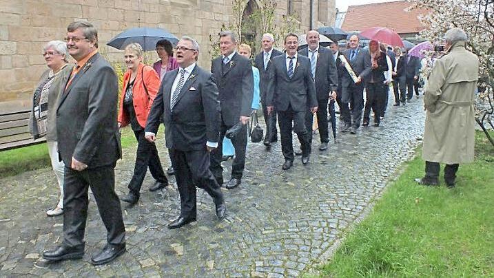Vom schlechten Wetter ließen sich die Jubilare die Laune nicht verderben. Foto: Manfred Welker