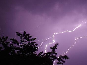 Auch im Landkreis Kronach blitzte und donnerte es am Wochenende ordentlich. Doch größere Schäden gab es keine. Foto: Marco Meißner