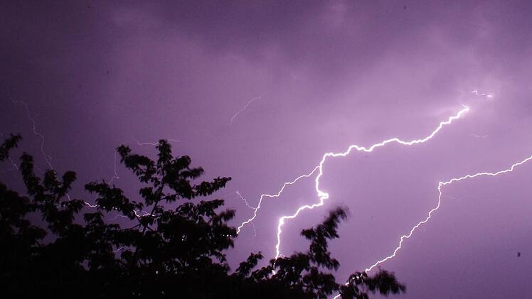 Auch im Landkreis Kronach blitzte und donnerte es am Wochenende ordentlich. Doch größere Schäden gab es keine. Foto: Marco Meißner