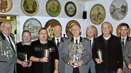 Schützenmeister Friedrich Schellenberger (von links) verlieh den erfolgreichen Pistolen- und Gewehrschützen die Trophäen: Markus Dahm, Jens Rauch, Manfred Pakull, Heinz Frötschner, Wolfgang Sommerfeld, Dieter Biernoth, Helmut Jurat und Detelf Eigen. Foto: Winfried Ehling