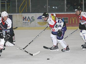 Was wären die "Hawks" ohne ihn? Wieder einmal war David Franek (links) der Matchwinner beim enorm wichtigen Auswärtserfolg der Haßfurter beim EV Dingolfing und erzielte 63 Sekunden vor dem Ende den Siegtreffer.