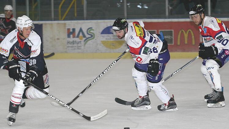 Was wären die "Hawks" ohne ihn? Wieder einmal war David Franek (links) der Matchwinner beim enorm wichtigen Auswärtserfolg der Haßfurter beim EV Dingolfing und erzielte 63 Sekunden vor dem Ende den Siegtreffer.