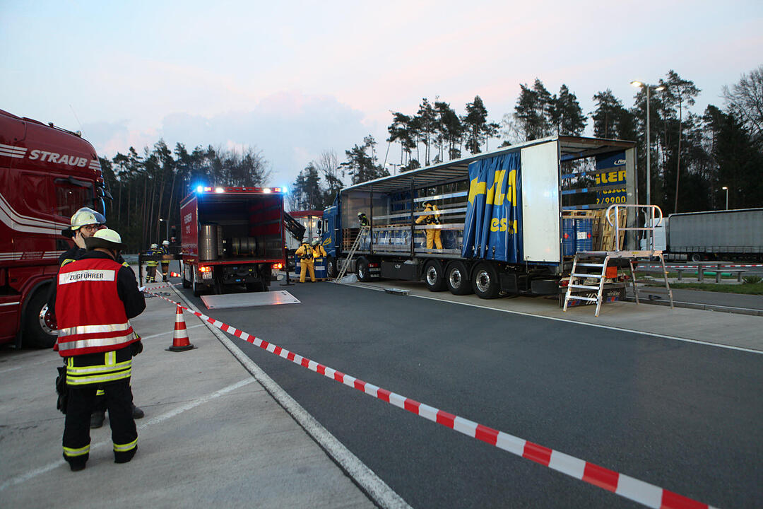 Gefahrgutaustritt auf Parkplatz an A6