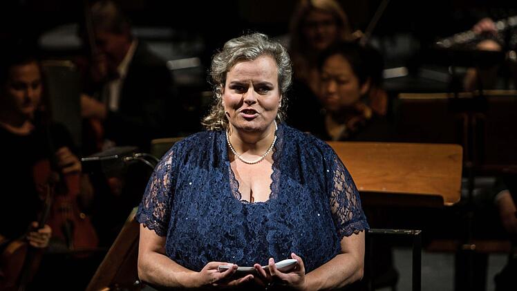 Impressionen vom Coburger Theaterfest: Musikdramaturgin Susanne von Tobien moderierte den Abend. Foto: Jochen Berger