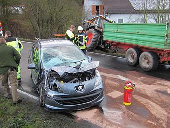 Drei Stunden war die B 287 zwischen Nüdlingen und Bad Kissingen am Freitag nach einem schweren Unfall komplett gesperrt. Foto: Rainer Schmitt