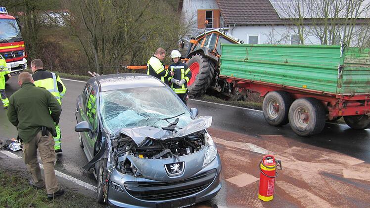 Drei Stunden war die B 287 zwischen Nüdlingen und Bad Kissingen am Freitag nach einem schweren Unfall komplett gesperrt. Foto: Rainer Schmitt